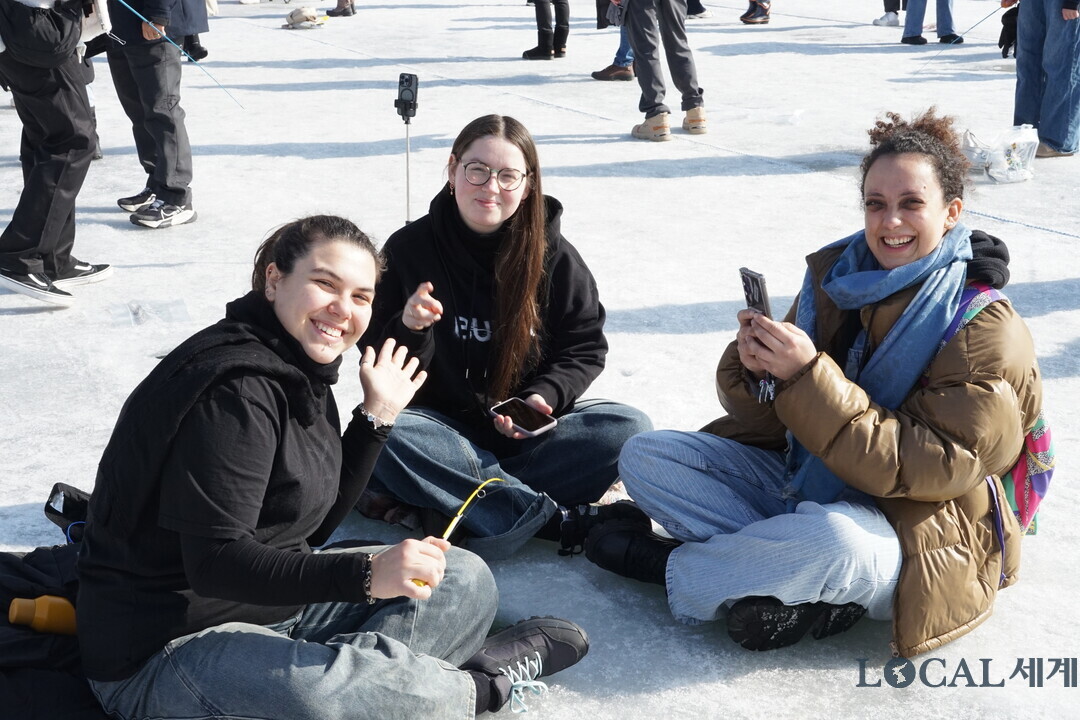 2026 화천산천어축제 개막 후 두 번째 주말인 17일 오후, 축제장을 찾은 외국인 관광객들이 산천어 얼음낚시를 즐기고 있다.&nbsp;

2026 화천산천어축제 두번째 주말인 17일, 이른 시간부터 축제장을 찾은 관광객들이 화천천의 드넓은 얼음판 위를 가득 채웠다.