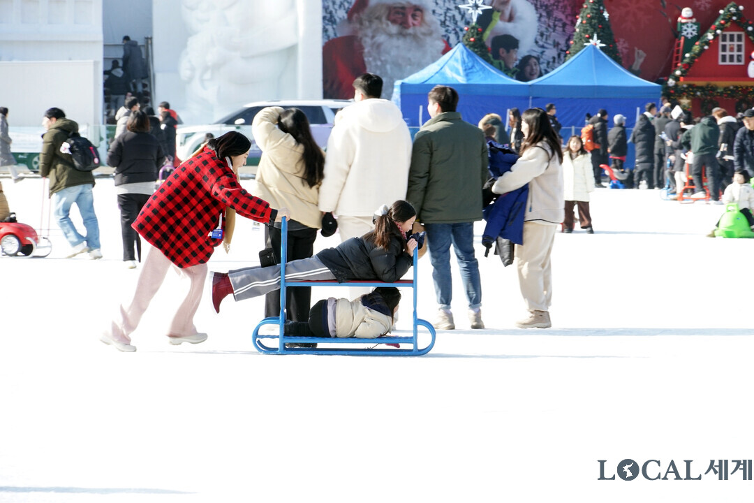 2026 화천산천어축제 개막 후 두 번째 주말인 17일 오후, 축제장을 찾은 가족 단위 관광객들이 썰매를 즐기고 있다.&nbsp;

2026 화천산천어축제 개막 후 두 번째 주말인 17일 오후, 축제장을 찾은 외국인 관광객들이 산천어 얼음낚시를 즐기고 있다.&nbsp;

2026 화천산천어축제 두번째 주말인 17일, 이른 시간부터 축제장을 찾은 관광객들이 화천천의 드넓은 얼음판 위를 가득 채웠다.