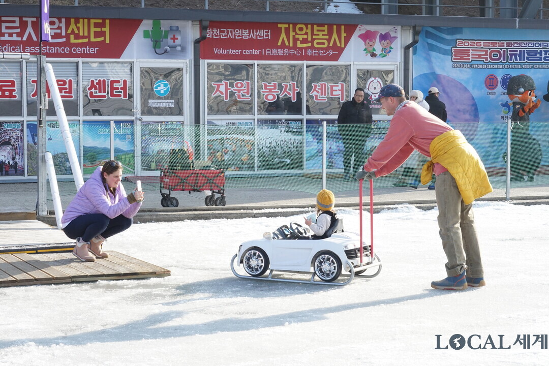 2026 화천산천어축제 개막 후 두 번째 주말인 17일 오후, 축제장을 찾은 가족단위 외국인 관광객이 썰매를 즐기고 있다.&nbsp;