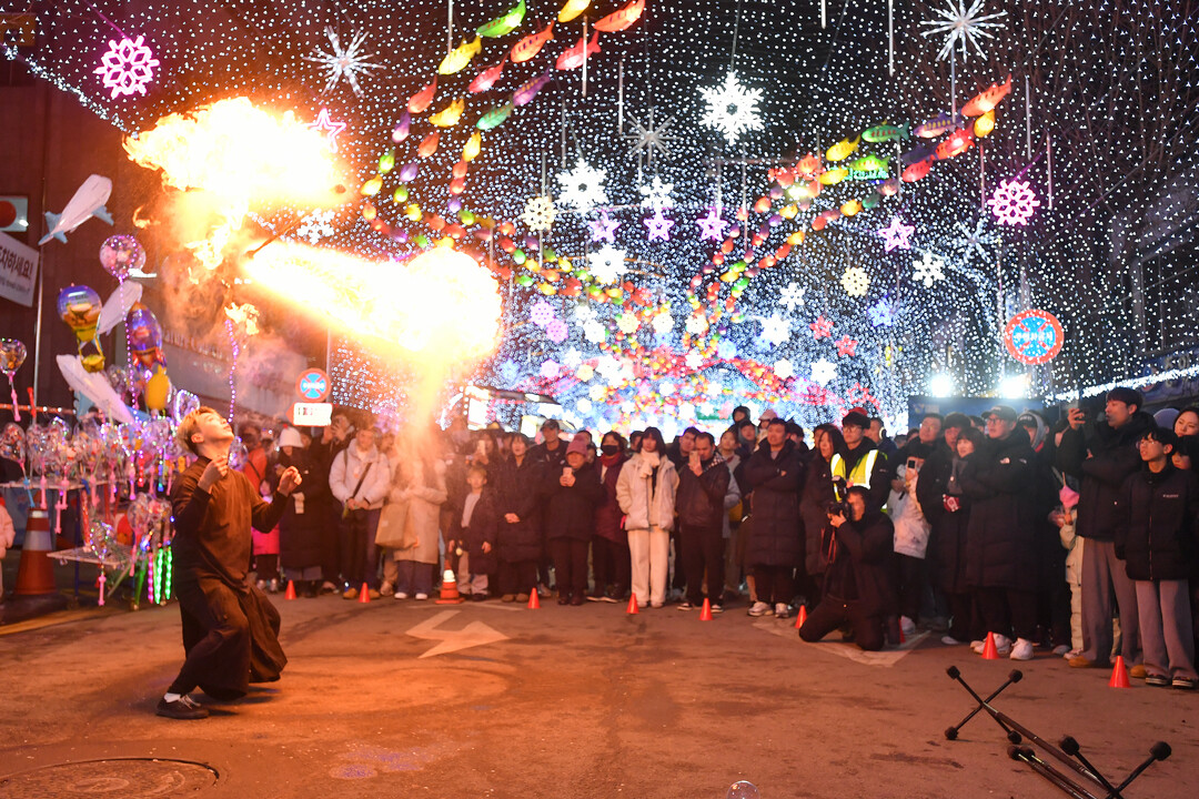지난 17일 밤, 화천읍 선등거리에서 열린 야간 페스티벌