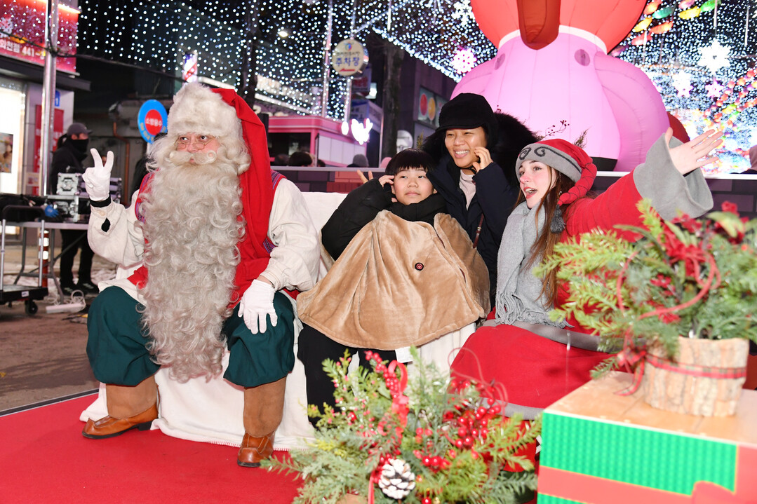 지난 17일 밤, 화천읍 선등거리에서 열린 야간 페스티벌에 참가한 관광객과 산타