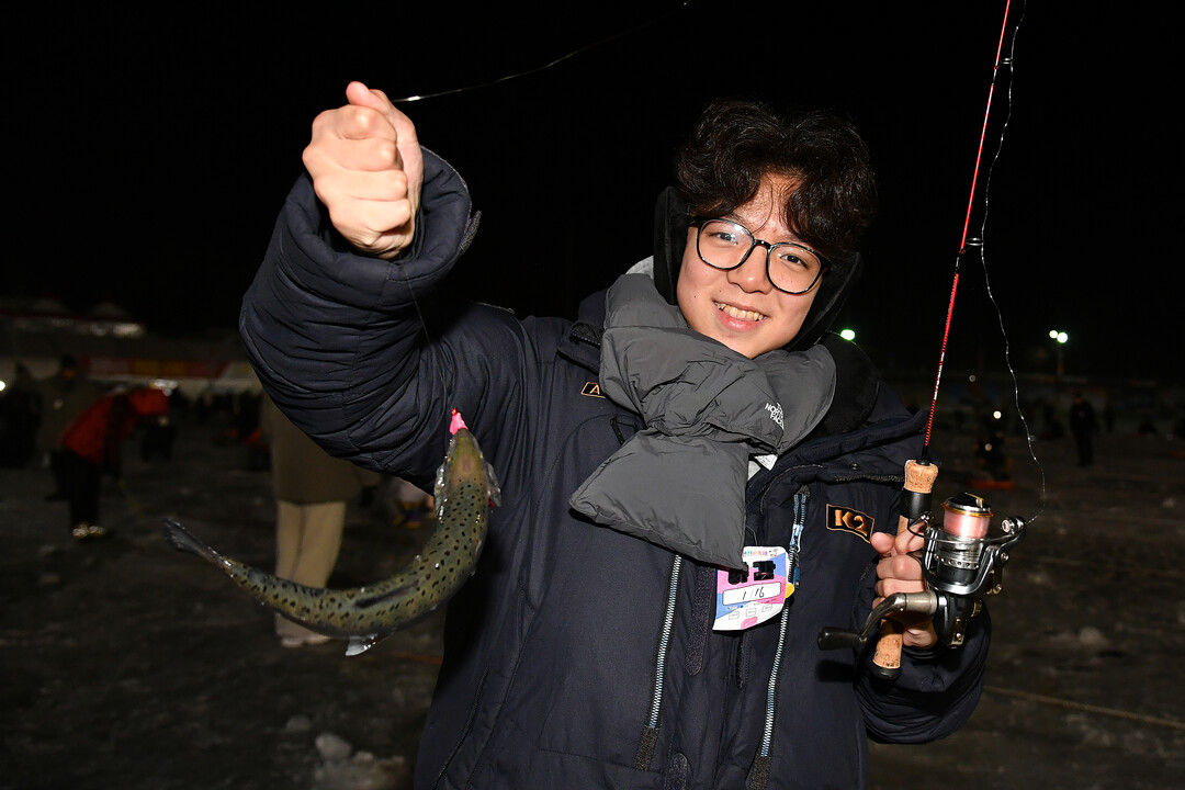 밤낚시에서 산천어를 잡은 관광객