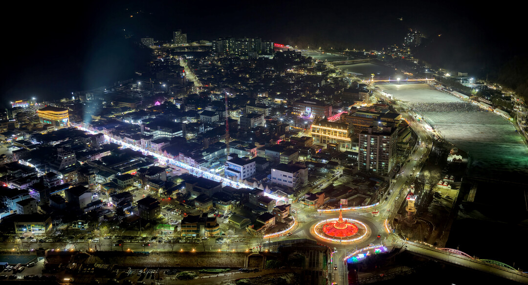 산천어축제가 열리고 있는 화천읍 일대와 화천천 야경