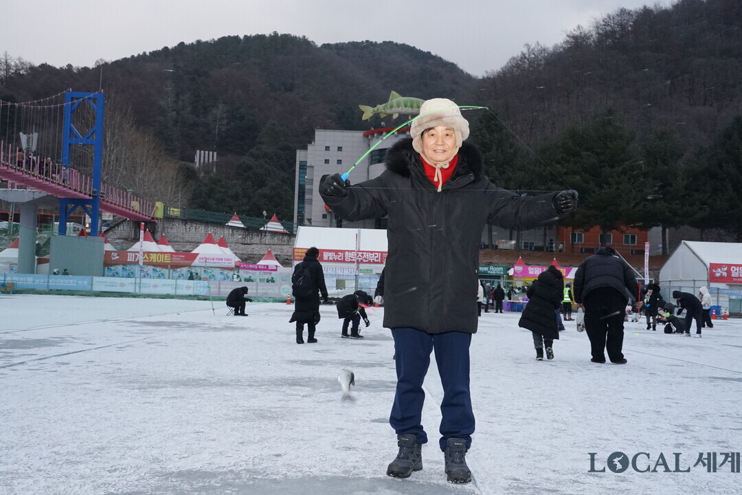 최문순 화천군수가 산천어 얼음낚시 시범을 보이고 있다