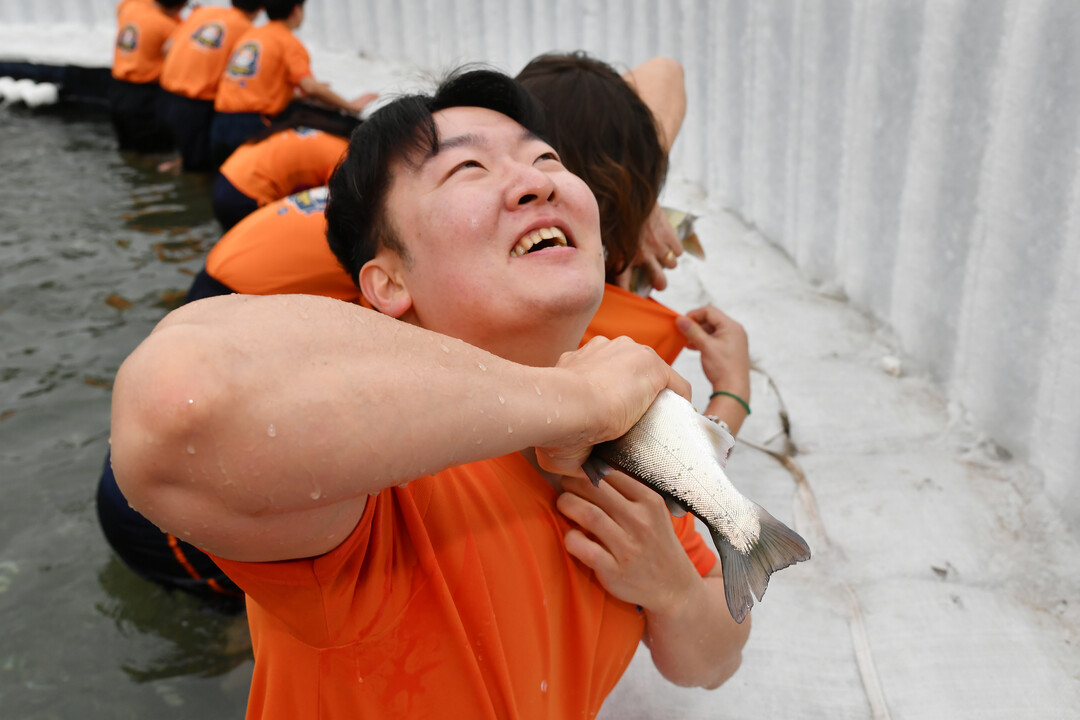 휴일을 맞아 화천산천어축제장을 찾은 관광객들이 산천어 맨손잡기 체험을 즐기고 있다.&nbsp;