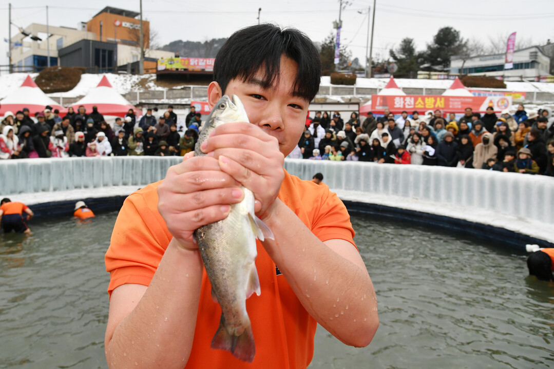 휴일을 맞아 화천산천어축제장을 찾은 관광객들이 산천어 맨손잡기 체험을 즐기고 있다.&nbsp;