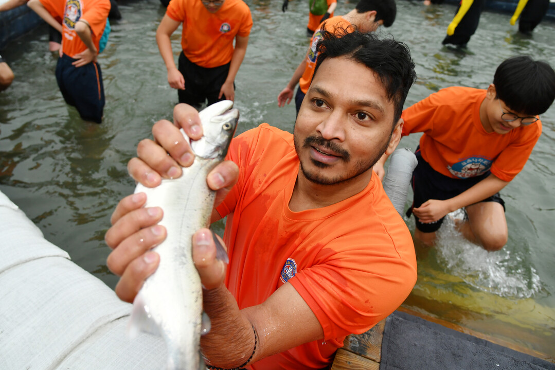 휴일을 맞아 화천산천어축제장을 찾은 관광객들이 산천어 맨손잡기 체험을 즐기고 있다.&nbsp;