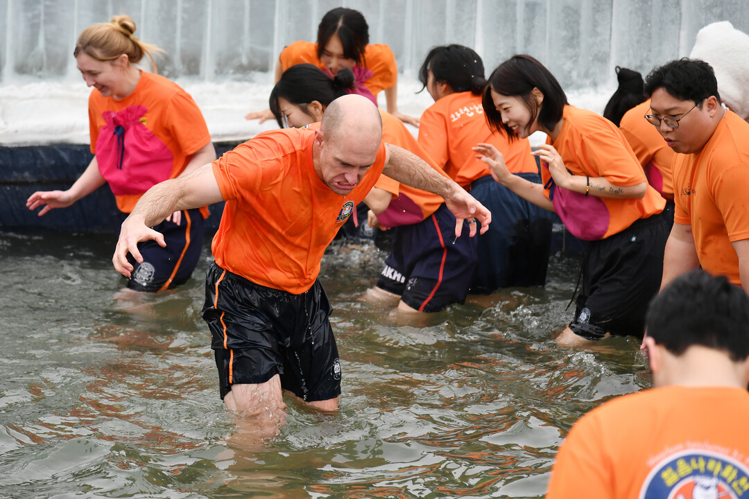 휴일을 맞아 화천산천어축제장을 찾은 관광객들이 산천어 맨손잡기 체험을 즐기고 있다.&nbsp;