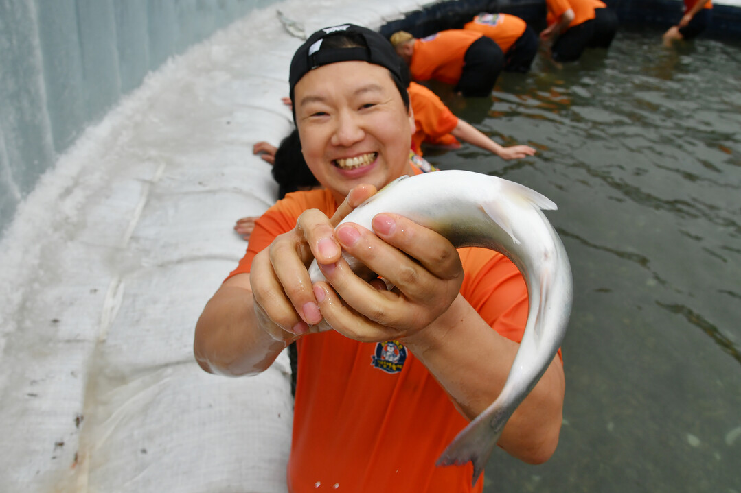 휴일을 맞아 화천산천어축제장을 찾은 관광객들이 산천어 맨손잡기 체험을 즐기고 있다.&nbsp;
