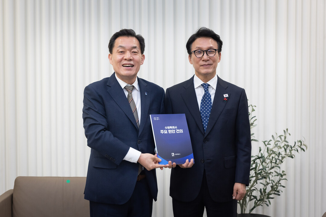 이재준 수원시장(왼쪽)이 김민석 국무총리에게 건의문을 전달한 후 기념촬영을 하고 있다.&nbsp;수원시 제공