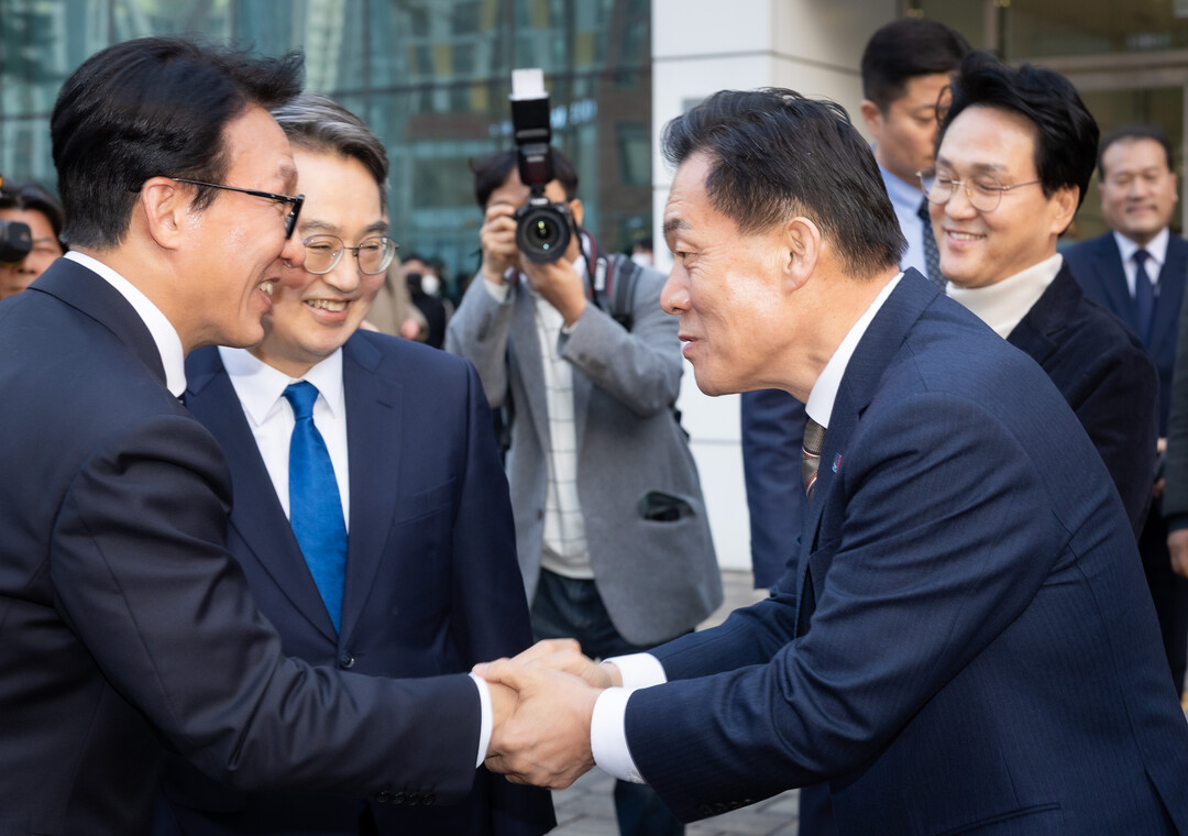 이재준 시장(오른쪽)과 김민석 총리가 악수를 하며 인사를 나누고 있다.&nbsp;