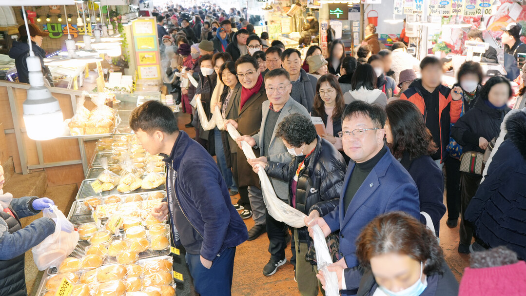 김현수 수원시 제1부시장이 시민들과 함께 가래떡 나눔 행사에 참여하고 있다. 수원시 제공