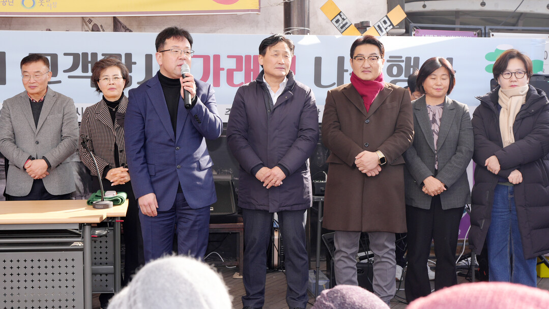 김현수 제1부시장, 김영진(수원시병) 의원 등이 가래떡 나눔 행사에서 시민들에게 인사하고 있다.&nbsp;