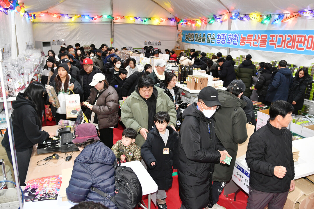 지난 17일, 주말을 맞아 화천산천어축제장을 찾은 관광객들로 인해 축제장 내 농특산물 판매장이 붐비고 있다