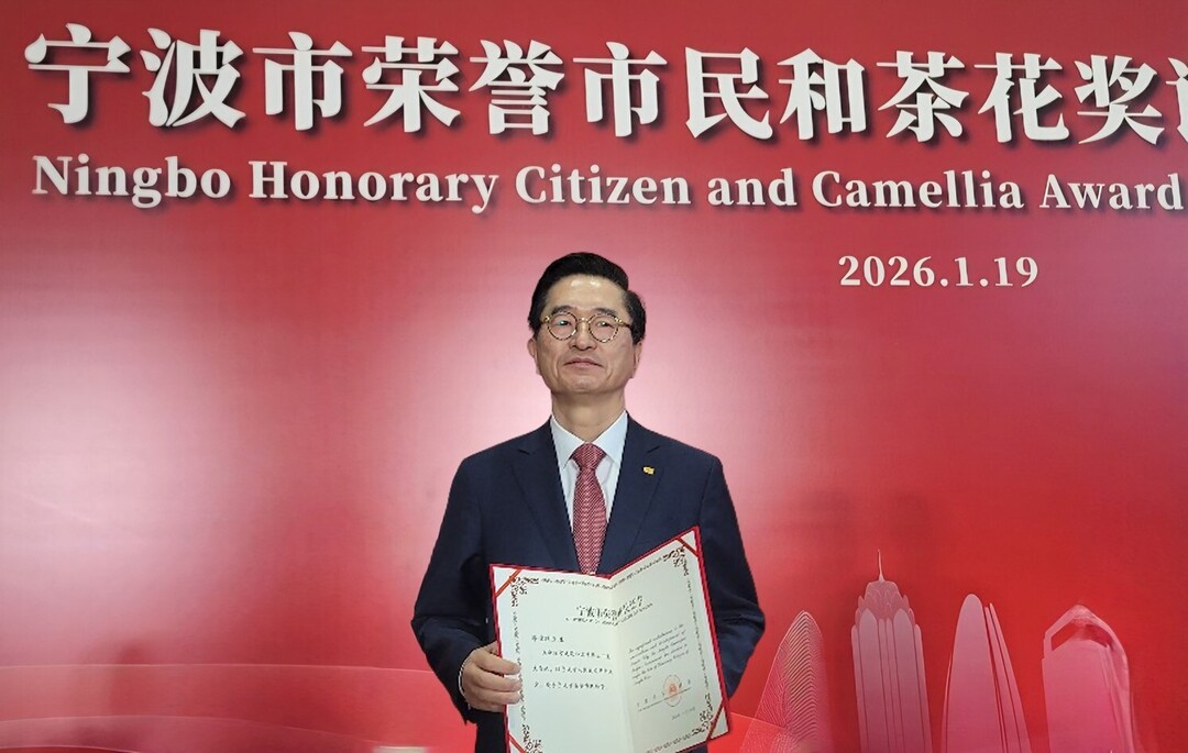 부산상공회의소 정현민 상근부회장이 19일 중국 저장성 닝보시에서 &lsquo;명예시민&rsquo;으로 선정돼 탕페이판 닝보시장으로부터 인증서를 수여받은 후 기념촬영을 하고 있다. 부산상의 제공