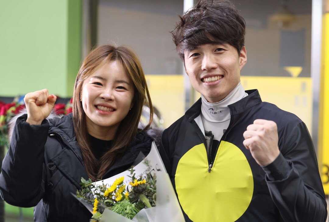 지난해 기수에서 조교사로 변신한 김혜선(5조) 조교사가 지난 16일 데뷔 21전 만에 남편인 박재이 기수와 합작, 값진 첫 승을 신고한 뒤 화이팅을 외치며 기념촬영을 하고 있다. 
 렛츠런파크부산경남 제공
