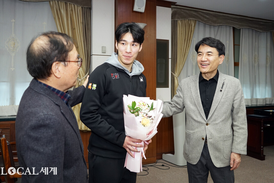 김진태 도지사가 &lsquo;2026 밀라노&middot;코르티나담페초 동계올림픽&rsquo; 출정식에 참석한 황대헌 선수(가운데)를 격려하고 있다