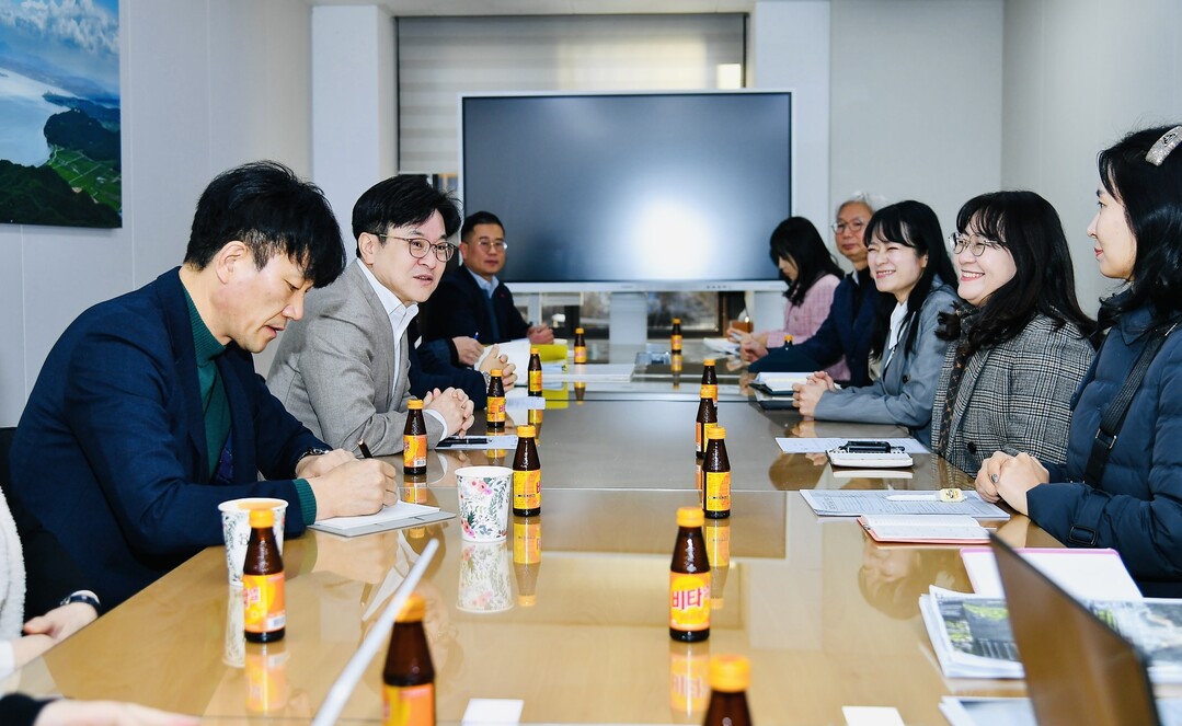 김포시가 20일 새솔학교 비상대책학부모위원회 및 학교측과의 간담회를 개최했다. 김포시 제공