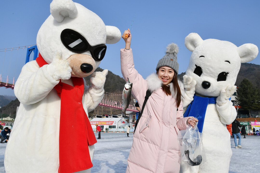 지난 17일 축제장을 찾은 동남아시아 관광객들이 산천어축제 프로그램을 즐기고 있다