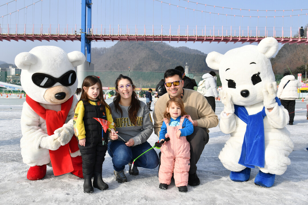 지난 17일 축제장을 찾은 동남아시아 관광객들이 산천어축제 프로그램을 즐기고 있다
