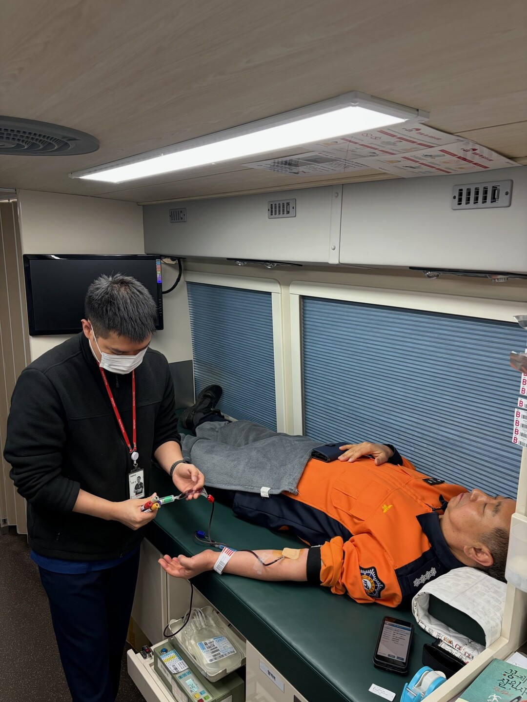 용석진 서장이 헌혈나눔캠페인에 참여하고 있다