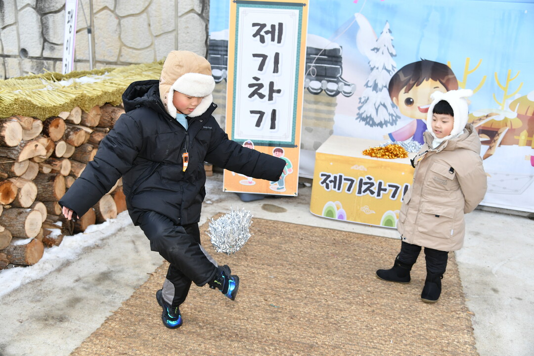 겨울문화촌에서 노는 아이들