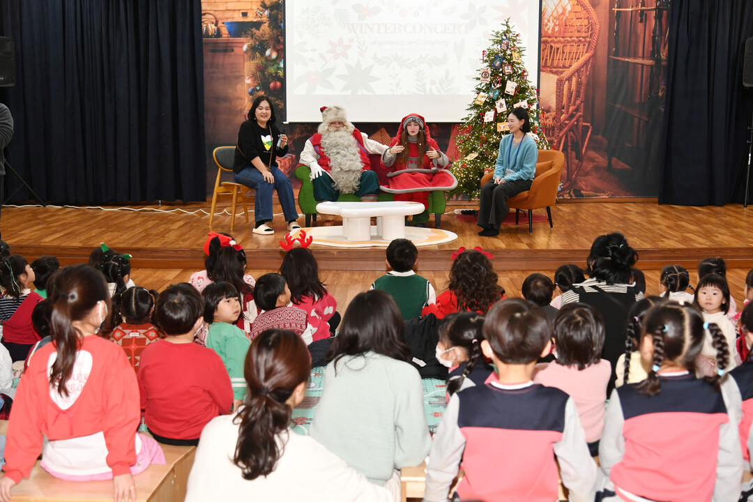 산타클로스와 엘프가 화천읍 화천 어린이 도서관을 방문해 화천지역 아이들과 즐거운 시간을 보내고 있다.&nbsp;
