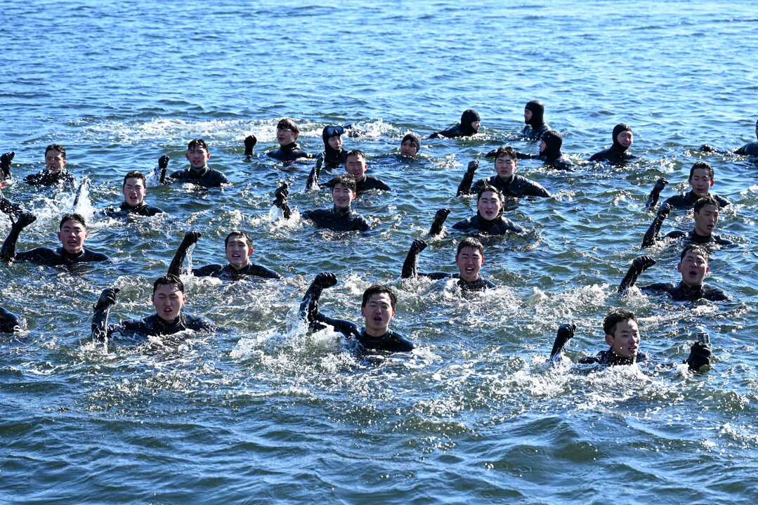 내한훈련에 참가한 심해잠수사들이 혹한의 바다에서 군가를 제창하고 있다.