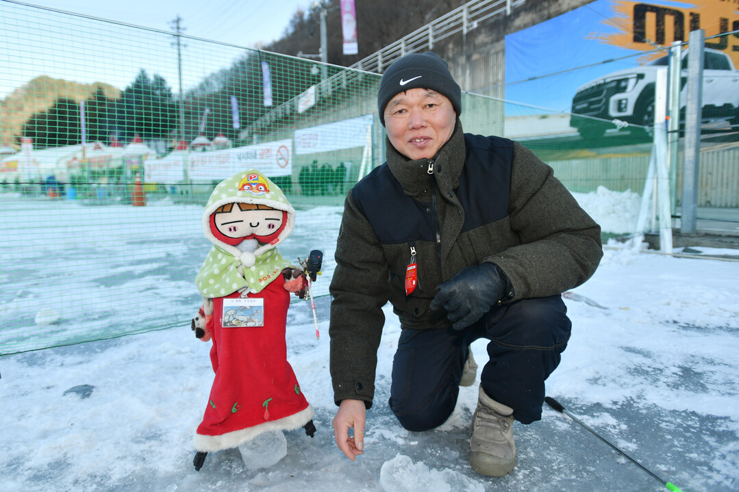 22일 화천산천어축제장을 찾은 한 관광객들이 자동으로 낚싯대를 흔드는 로봇을 직접 만들어 산천어 낚시를 하고 있다

