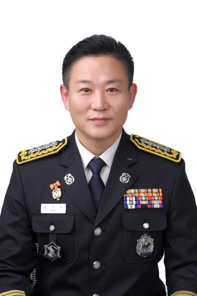 &nbsp; &nbsp;부산진소방서장(소방정 배기수)