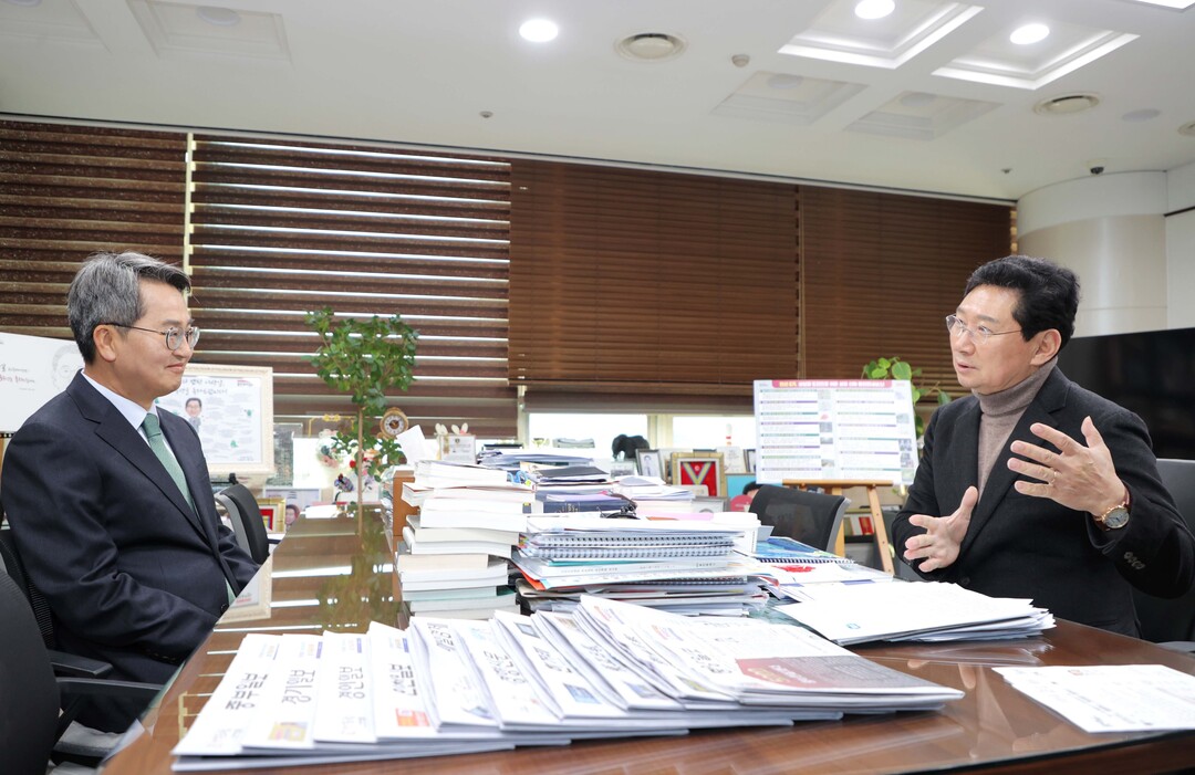 23일 시장실에서 이상일 시장(오른쪽)이 김동연 지사와 대화하고 있다.