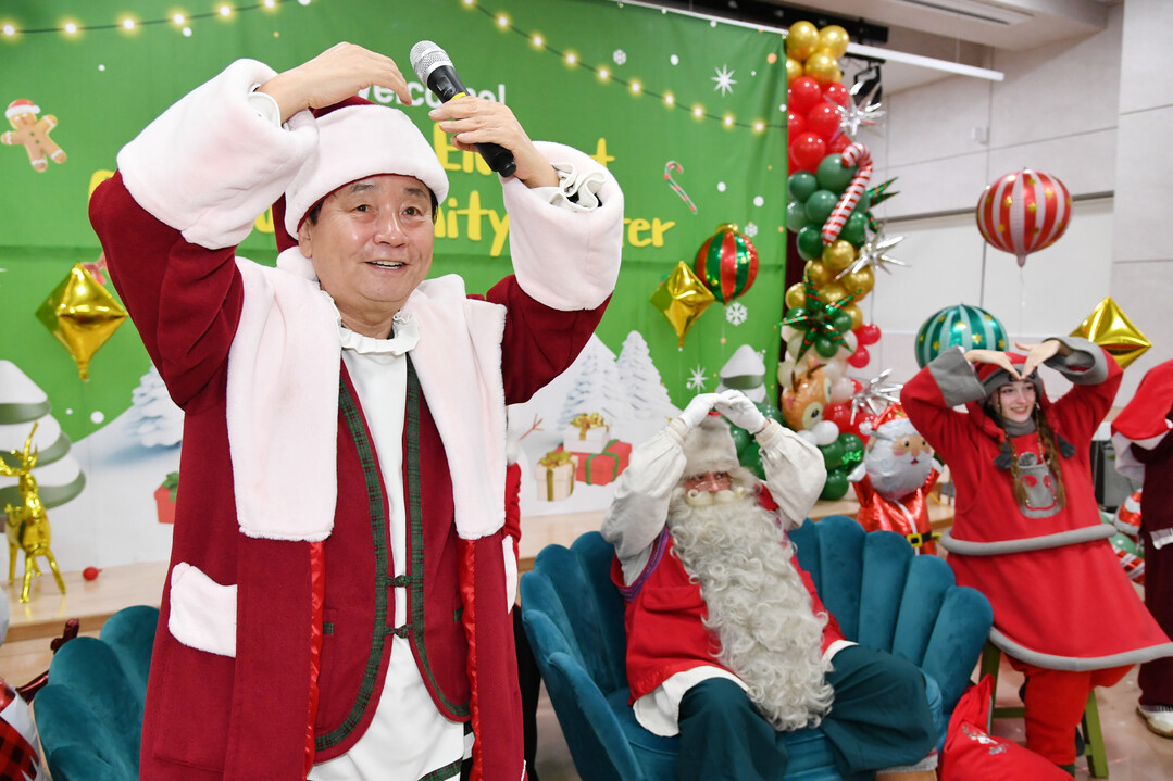 최문순 군수가 핀란드 로바니에미시 리얼 산타와 요정 엘프 환영행사 및 특별 이벤트에 참석해 돌봄아동들과 즐거운 한때를 보내고 있다