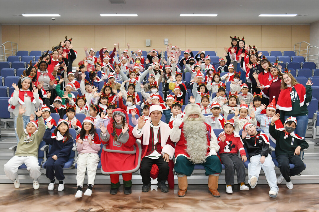  핀란드 로바니에미시 리얼 산타와 요정 엘프 환영행사 및 특별 이벤트가 23일 화천군이 운영하는 온종일 돌봄시설인 화천커뮤니티센터에서 최문순 군수를 비롯한 돌봄아동들이 참석한 가운데 열렸다. 