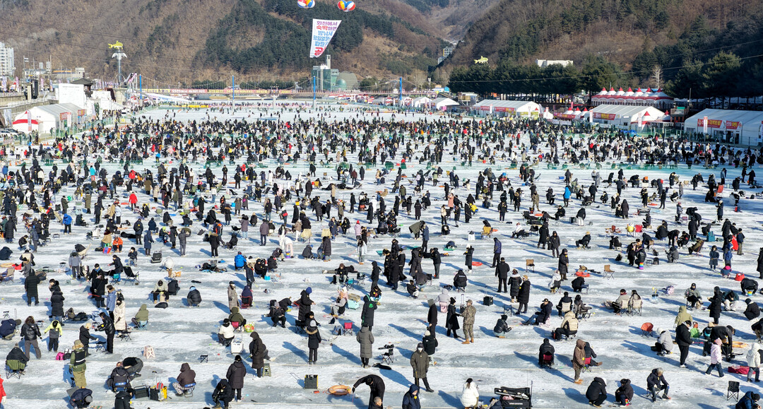 2026 화천산천어축제가 개막 15일 만인 24일, 누적 관광객 100만명을 돌파했다. 24일 수많은 관광객들이 화천산천어축제를 즐기고 있다
