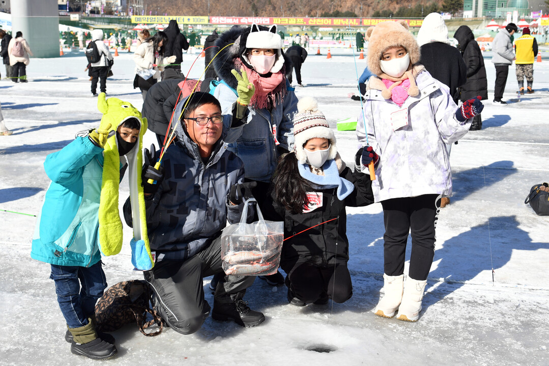 27일, 주말을 맞아 화천산천어축제장을 찾은 외국인 관광객들이 얼음낚시 체험을 즐기고 있다.
