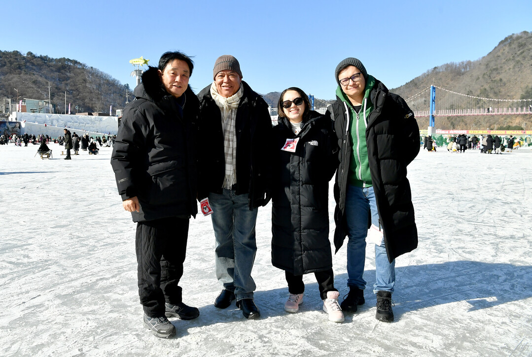 요바니 벨라스케스 킨테로 주한 콜롬비아 대사 및 대사관 관계자들이 24일 화천산천어축제장을 방문해 최문순 군수를 접견하고, 향후 협력방안에 대한 의견을 나눴다. 콜롬비아는 6.25 전쟁 당시 중남미 유일한 파병국이다. 