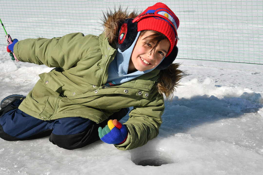 27일, 주말을 맞아 화천산천어축제장을 찾은 외국인 관광객들이 얼음낚시 체험을 즐기고 있다. 