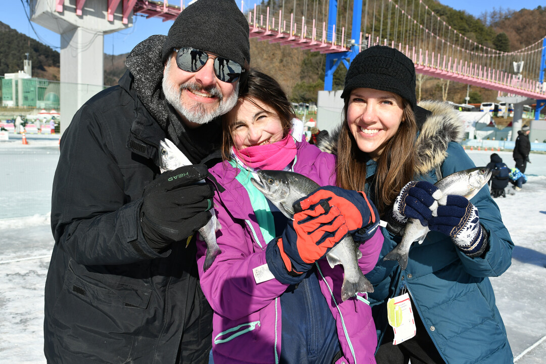 27일, 주말을 맞아 화천산천어축제장을 찾은 외국인 관광객들이 얼음낚시 체험을 즐기고 있다. 