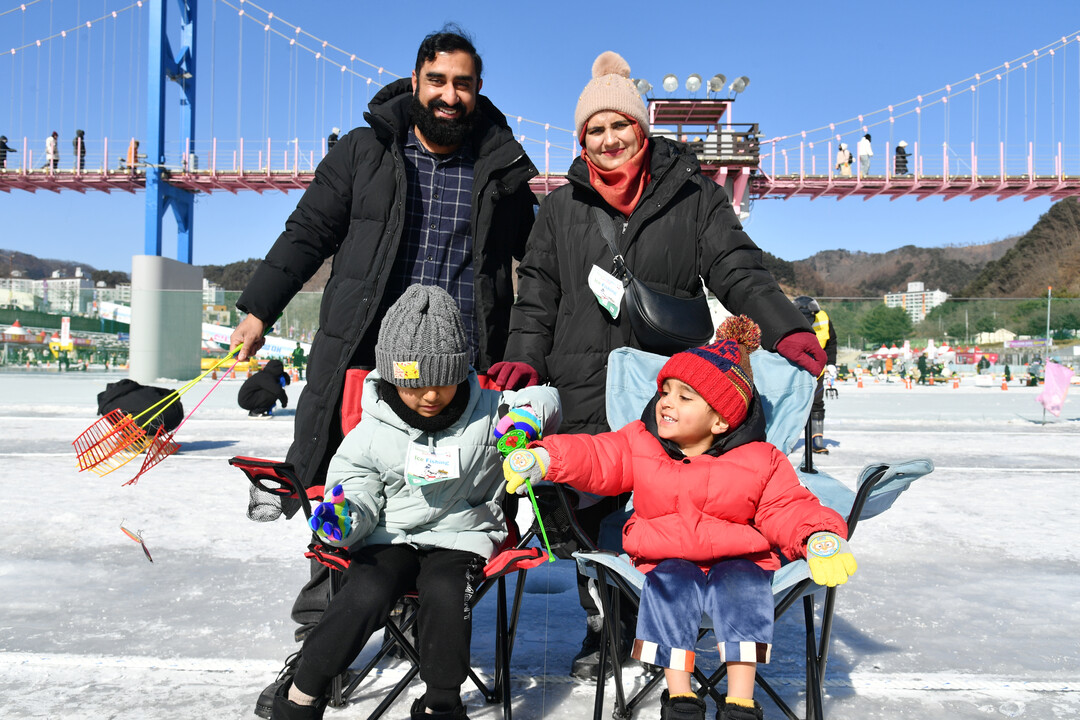 27일, 주말을 맞아 화천산천어축제장을 찾은 외국인 관광객들이 얼음낚시 체험을 즐기고 있다. 