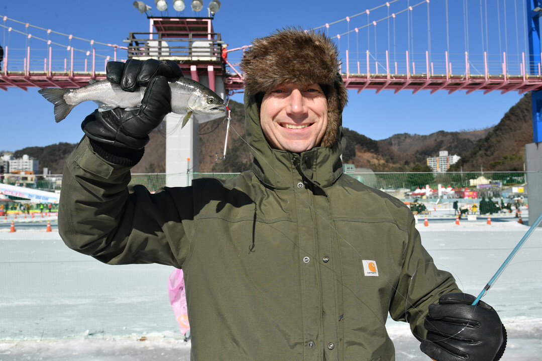 27일, 주말을 맞아 화천산천어축제장을 찾은 외국인 관광객들이 얼음낚시 체험을 즐기고 있다. 