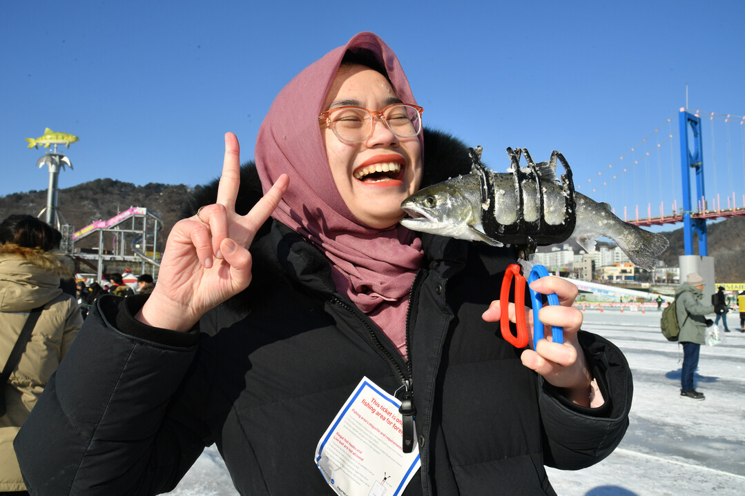 27일, 주말을 맞아 화천산천어축제장을 찾은 외국인 관광객들이 얼음낚시 체험을 즐기고 있다. 