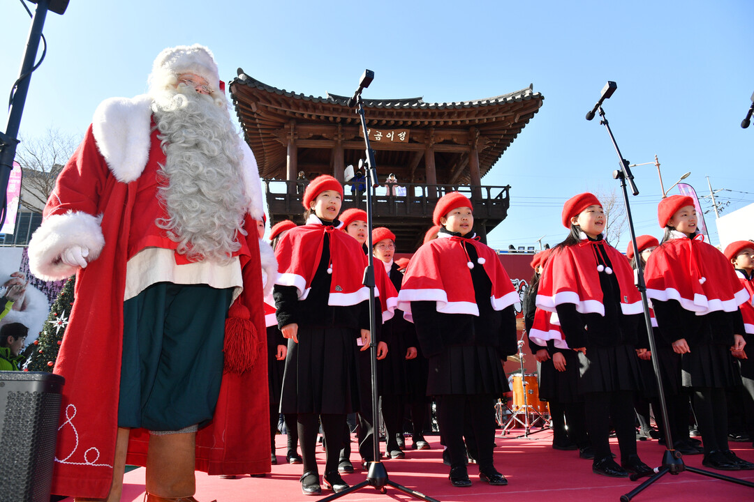 24일, 주말을 맞은 화천산천어축제장에서 화천지역 청소년들과 핀란드 리얼산타가 버스킹 공연을 진행해 관광객들의 이목을 끌고 있다. 