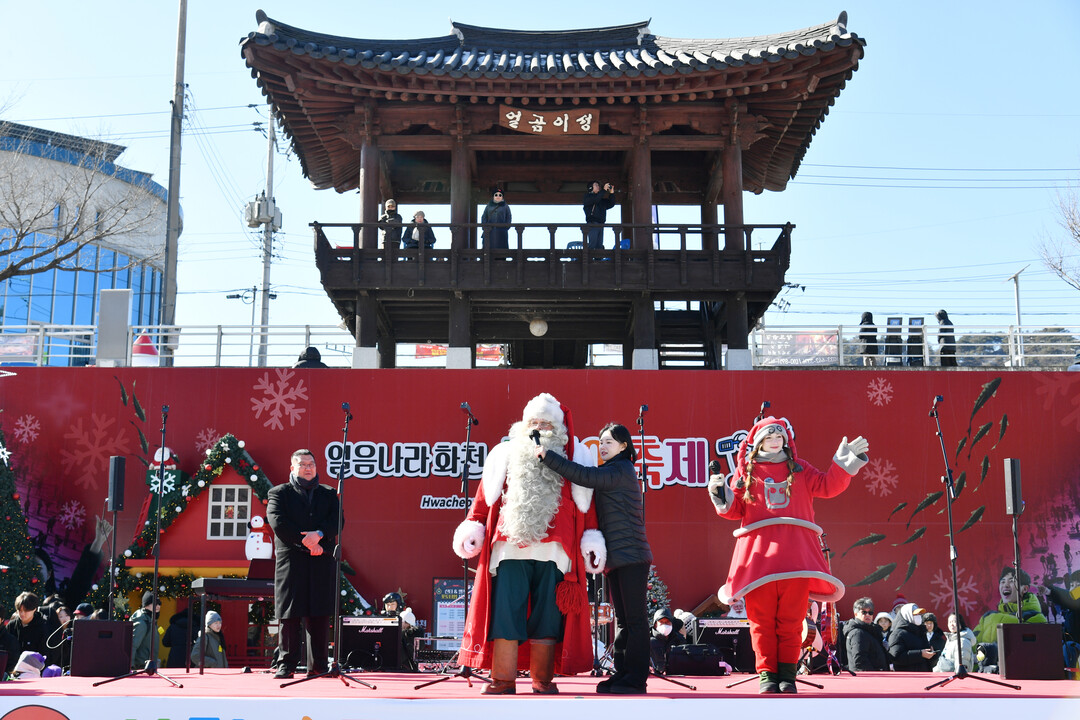 24일, 주말을 맞은 화천산천어축제장에서 화천지역 청소년들과 핀란드 리얼산타가 버스킹 공연을 진행해 관광객들의 이목을 끌고 있다. 