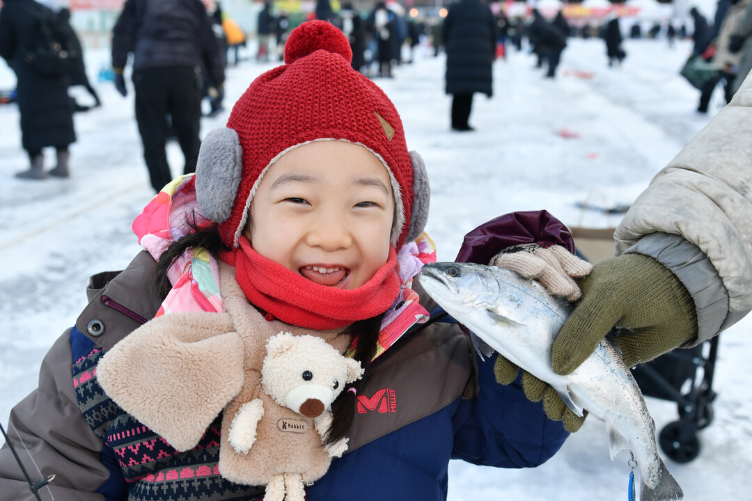  25일, 주말을 맞아 이른 아침부터 화천산천어축제장을 찾은 관광객들이 산천어 얼음낚시터에서 산천어를 낚아 올리며 즐거워하고 있다. 

