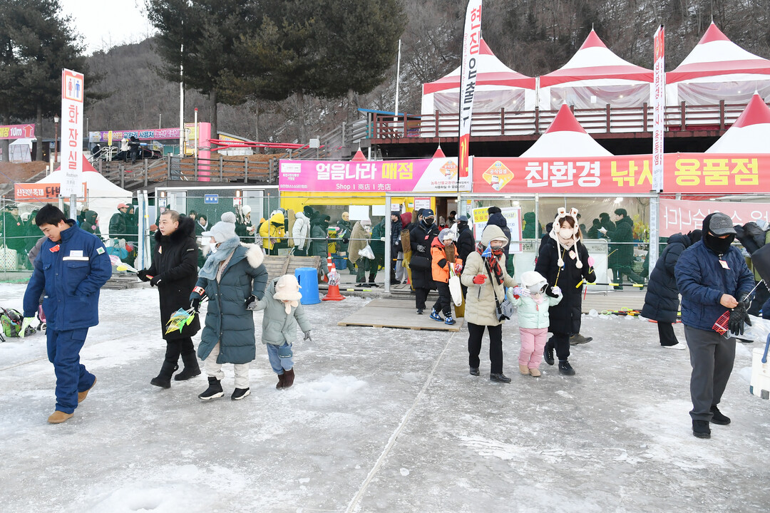  25일, 주말을 맞아 이른 아침부터 화천산천어축제장을 찾은 관광객들이 산천어 얼음낚시터에서 산천어를 낚아 올리며 즐거워하고 있다. 

