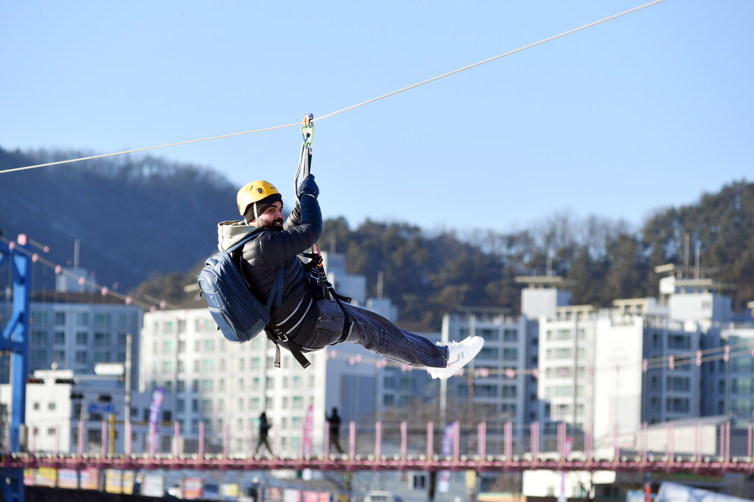 25일, 주말을 찾아 화천산천어축제장을 찾은 관광객들이 하늘 가르기와 얼음썰매 체험을 하며 즐거운 시간을 보내고 있다. 