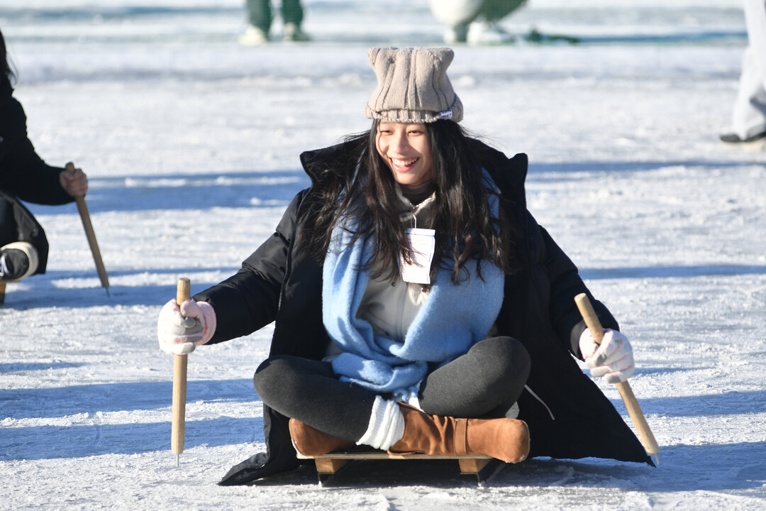 25일, 주말을 찾아 화천산천어축제장을 찾은 관광객들이 하늘 가르기와 얼음썰매 체험을 하며 즐거운 시간을 보내고 있다. 