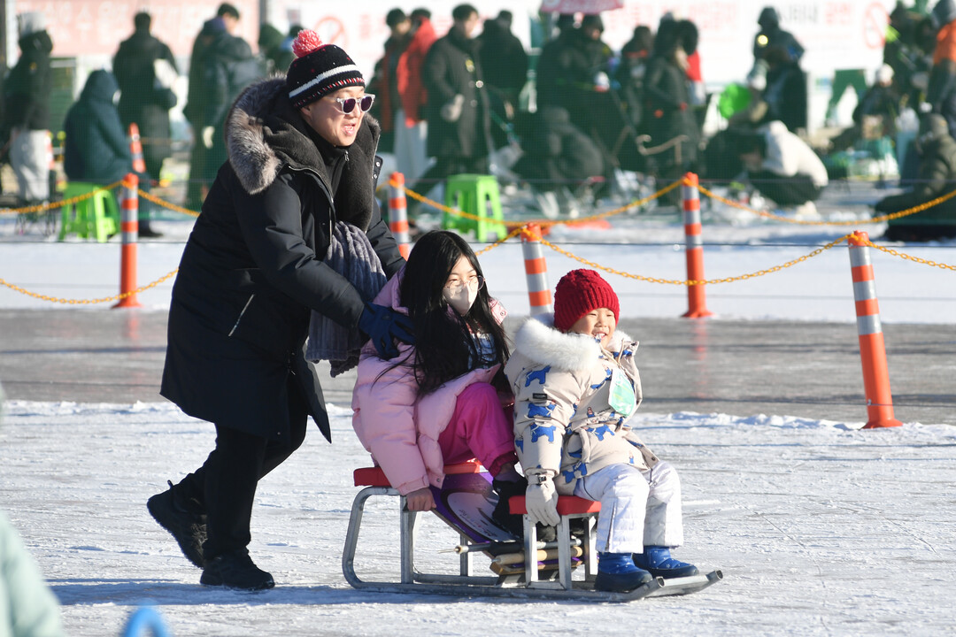 25일, 주말을 찾아 화천산천어축제장을 찾은 관광객들이 하늘 가르기와 얼음썰매 체험을 하며 즐거운 시간을 보내고 있다. 