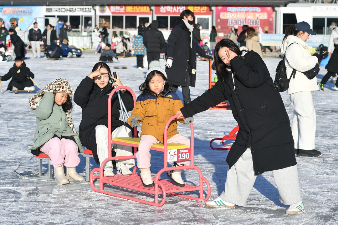 25일, 주말을 찾아 화천산천어축제장을 찾은 관광객들이 하늘 가르기와 얼음썰매 체험을 하며 즐거운 시간을 보내고 있다. 
