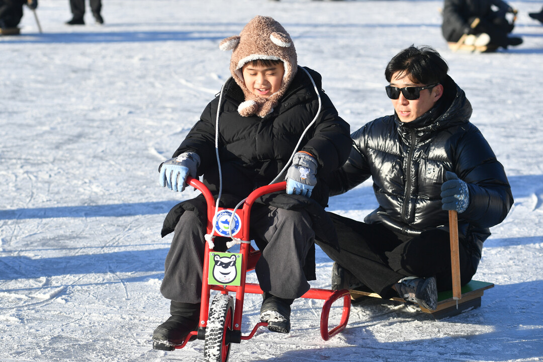 25일, 주말을 찾아 화천산천어축제장을 찾은 관광객들이 하늘 가르기와 얼음썰매 체험을 하며 즐거운 시간을 보내고 있다. 